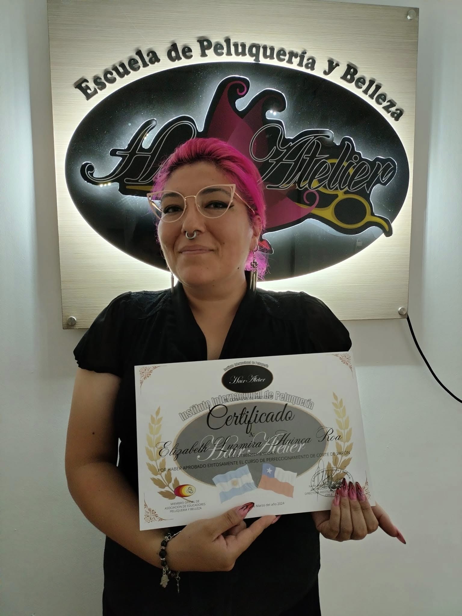 Elizabeth Roa - Graduada Perfeccionamiento de Corte de Varón