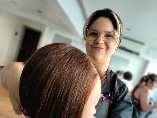 Curso de Corte Comercial Dama en Santiago - práctica con cabeza de ensayo